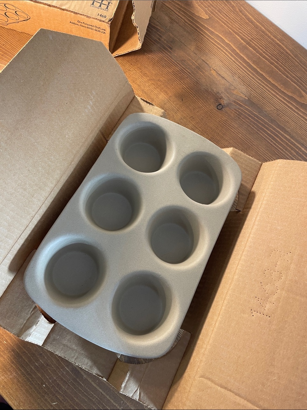 The Pampered Chef Classics 6-Cup Muffin Pan - Brown Box